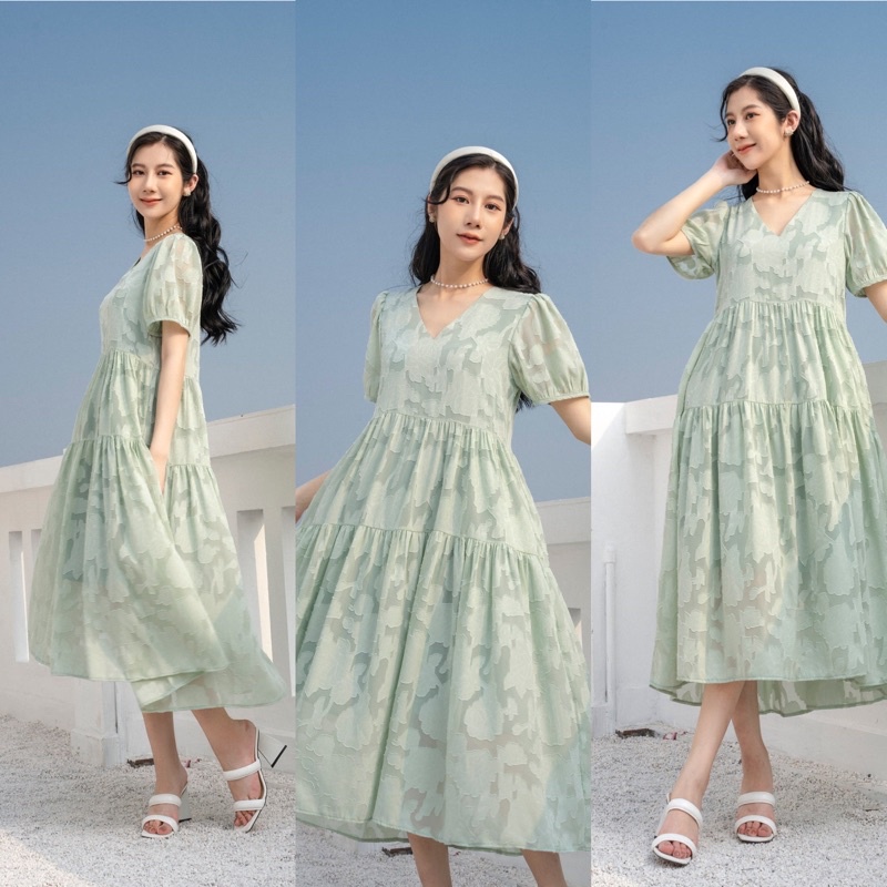 Đầm Voan Ren Nổi Cổ V Dáng Suông Tầng Phom Rộng Có Sẵn 2 Gam Màu Siêu HOT Năm Nay