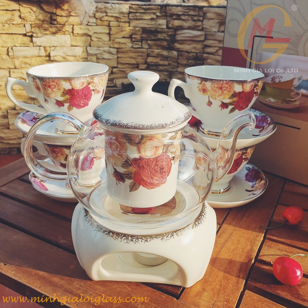 Bộ ấm trà kèm 4 tách Sứ xương Bone Porcelain (kèm đế đựng nến thuỷ tinh cao cấp) - Hoa văn Hồng Kem rực rỡ