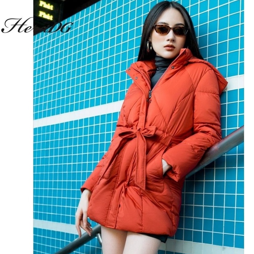 Áo Khoác Phao Nữ Dáng Lỡ HeraDG Túi Chéo Kèm Mũ Và Dây Đai Eo, 3 Lớp Vải Gió Chống Bám Bụi