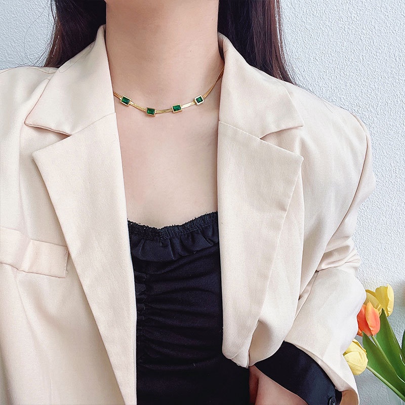 Dây Chuyền Thép Titan Đính Đá Zircon Hình Vuông Màu Xanh Lá Phong Cách Retro Đơn Giản