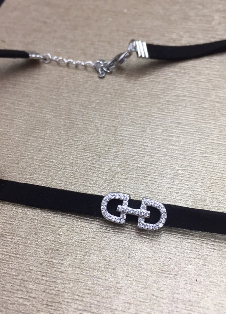 Vòng cổ chocker đen phối họa tiết khoá bạc