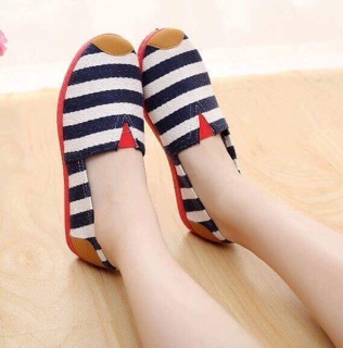 Giày lười slip on kẻ