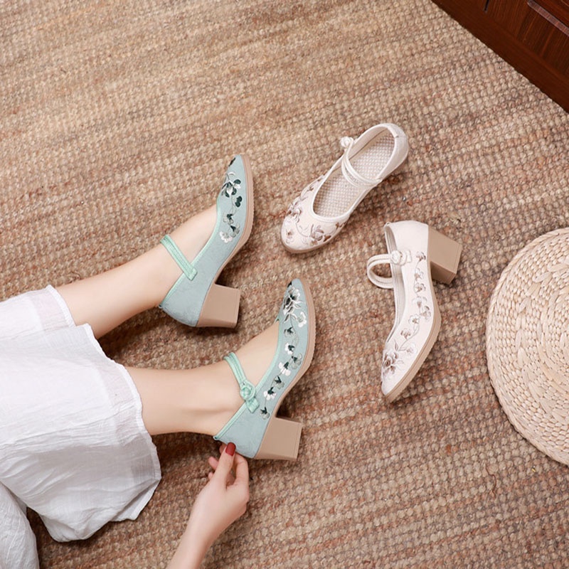 Giày thêu hoa đế vuông dây cài GC015