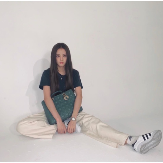 Set áo thun và quần trắng Jisoo Blackpink