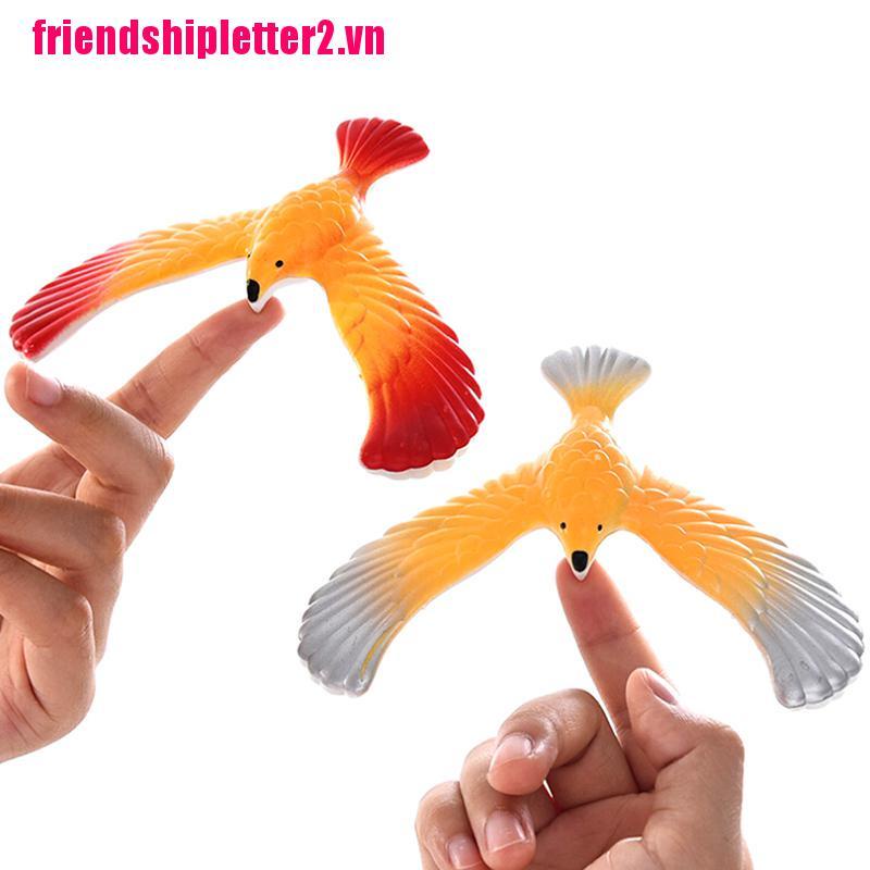 Set đồ chơi 2 món gồm chim thăng bằng và kim tự tháp dùng làm quà cho bé
