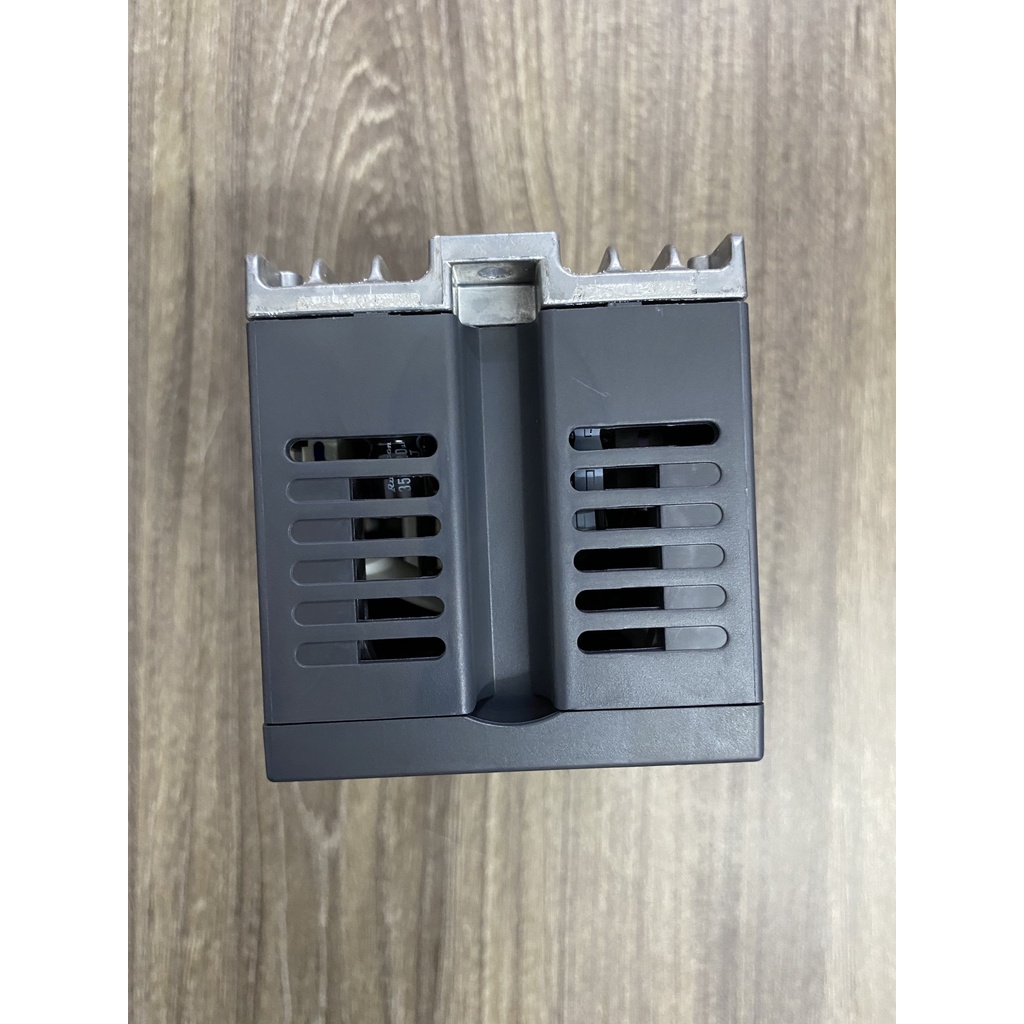 Biến tần MITSUBISHI  FR-D720-0.1K  KHÔNG CÓ BOARD ĐIỀU KHIỂN nguồn 220VAC công suất 100W
