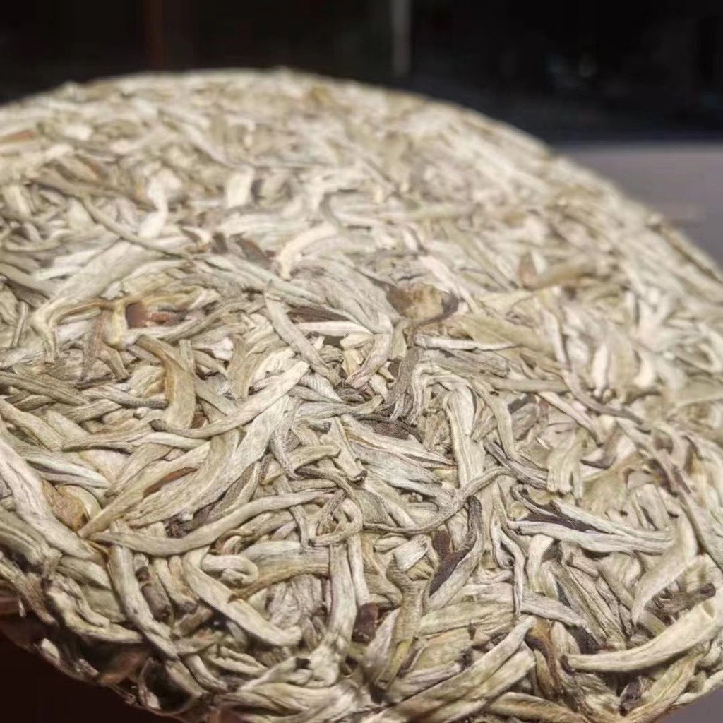 BÁNH TRÀ TRẮNG BẠCH HÀO NGÂN CHÂM NGUYỆT QUANG - LÃO BẠCH TRÀ PHÚC KIẾN VÙNG NÚI CAO VÂN NAM (BÁNH 100 GRAM)