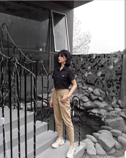 Áo sơ mi croptop túi hộp phối nút sắt