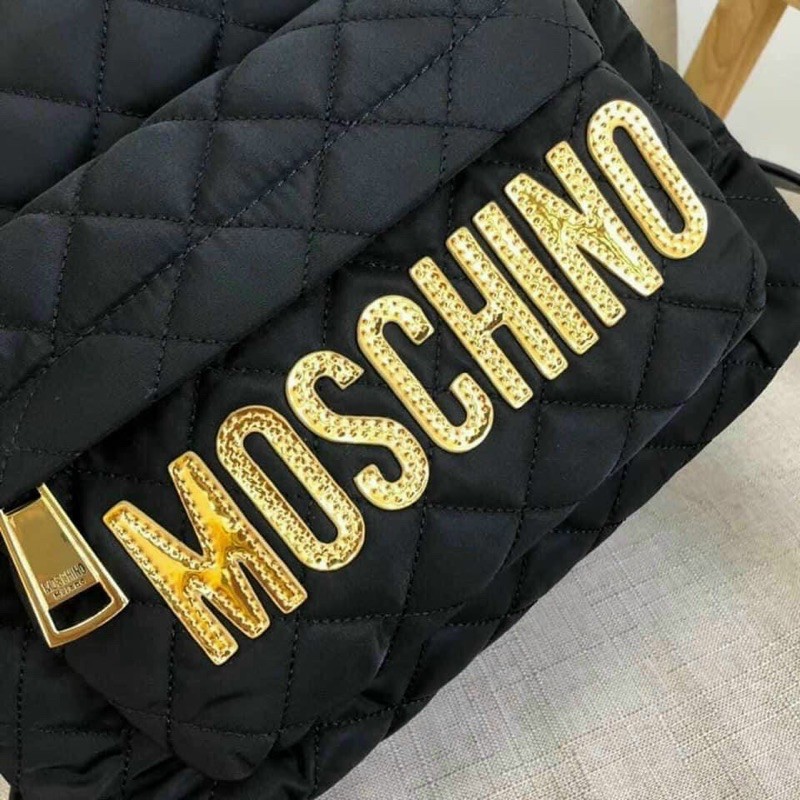 Balo M.o.z.c.h.i.nio chần vuông logo vàng