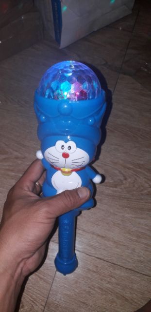 Giáng Sinh_Một cây đèn chơi Noel đoremoon có nhạc và đèn Led 7 màu quay tặng kèm pin