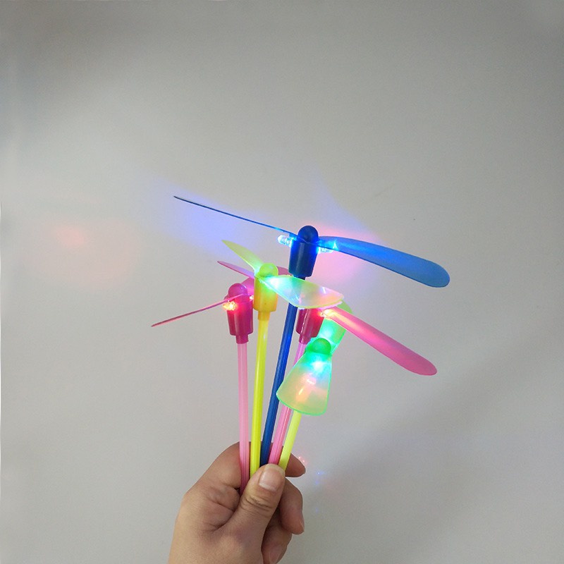 Chong Chóng nhựa Doraemon xoay tay bay lên trời gắn đèn LED cho bé Master Kids