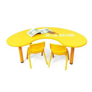 Bàn Nhựa Đúc Hình Bán Nguyệt Cho Bé Mầm Non Nhập Khẩu