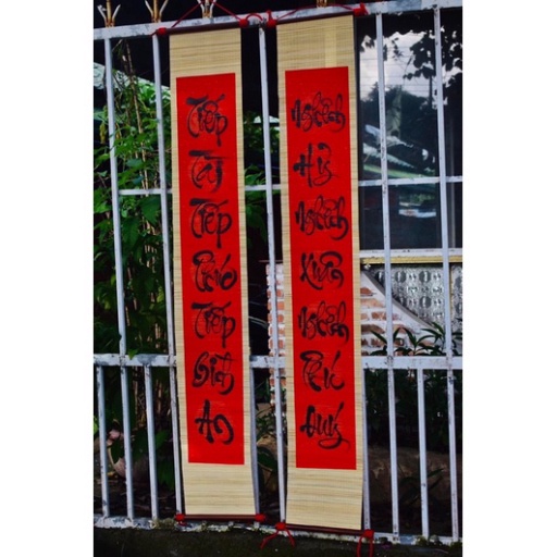 Câu đối thư pháp vẽ trên mành tre