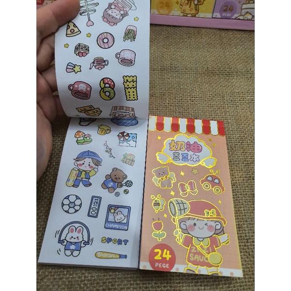 1 cuốn sổ sticker 24 trang, size 13cm, mã PZY-820, có clip