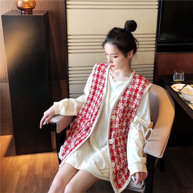 Set áo khoác len gile kẻ ô và áo phông form rộng tay dài màu giáng sinh xanh lá - đỏ