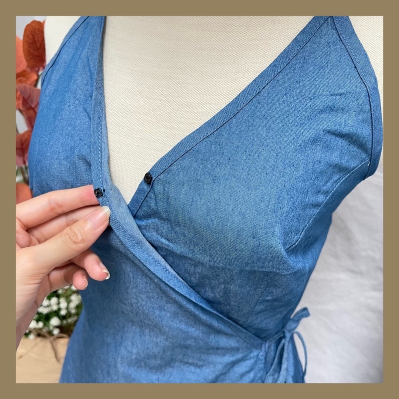 Đầm Denim Vạt Chéo Cột Nơ Hông MAYBI