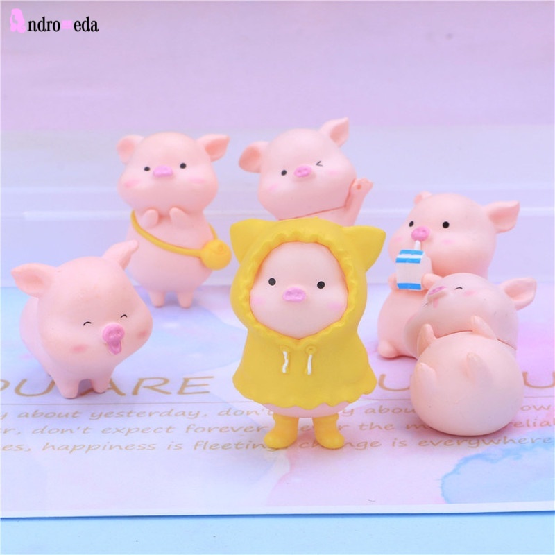 1 búp bê heo mặc áo mưa màu vàng dễ thương để bàn trang trí