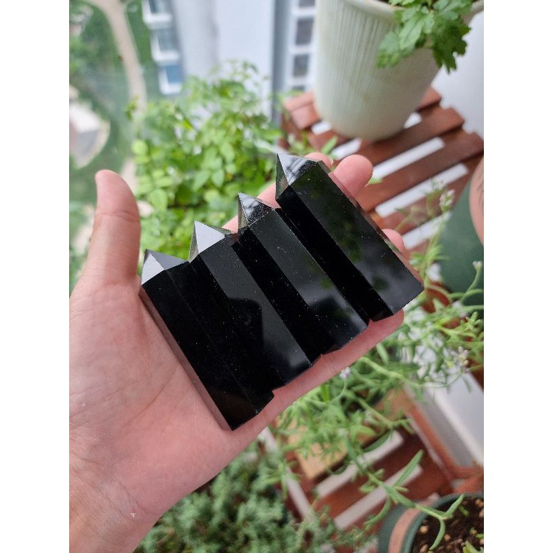 Trụ đá thanh tẩy Black Onyx dùng trong bài Tarot, đá phong thủy hay thiền định, Reiki.
