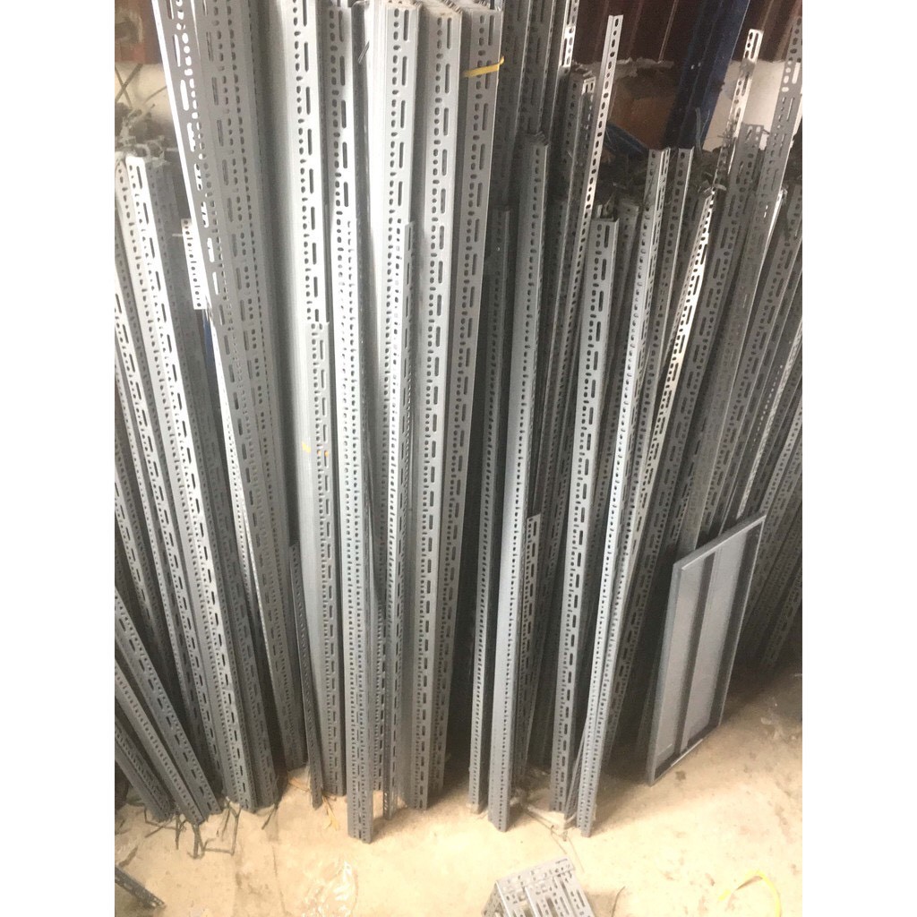 4 thanh sắt v lỗ 3x5 dày 1.8mm- dài 1m5