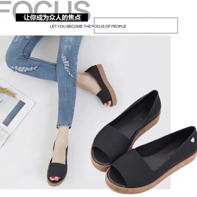 Giày nhựa đi mưa