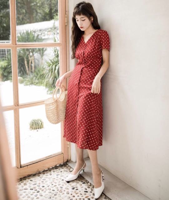 Đầm bi đỏ from dài kết hợp hàng khuy nút đỏ | BigBuy360 - bigbuy360.vn