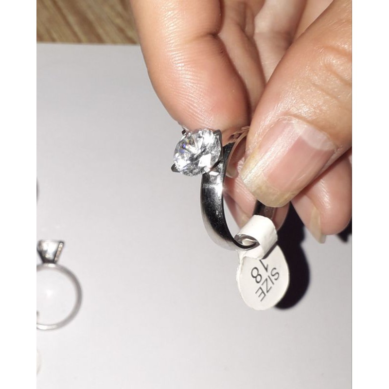 Một chiếc nhẫn inox cao cấp có đính đá bản 2 ly rất đẹp