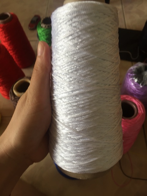 Cuộn dây chỉ dù màu trắng tết vòng