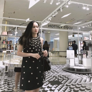 Váy khoét tay dáng chữ A, là một sản phẩm của hãng thời trang nổi tiếng ASOS rất nhiều ưa chuộng.Phù hợp với các bạn nữ.