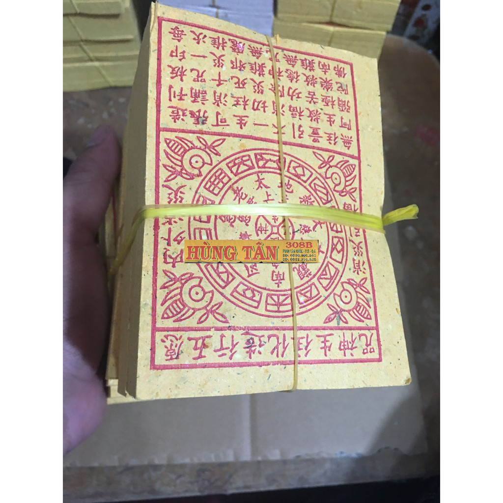 Một xấp giấy giảng sanh  trong thờ cúng