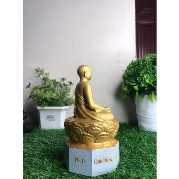 Tượng PHẬT HOÀNG TRẦN-NHÂN-TÔNG được khắc dòng thơ