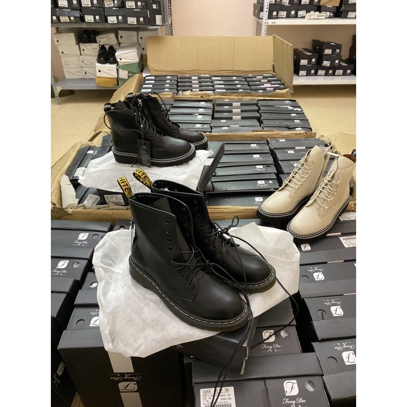 Boots dáng dr martens cao cổ (CÓ SẴN ĐỦ SIZE CLIP TỰ QUAY) giày da mềm êm chất đẹp, màu đen chuẩn form size, dễ phối đồ. | BigBuy360 - bigbuy360.vn