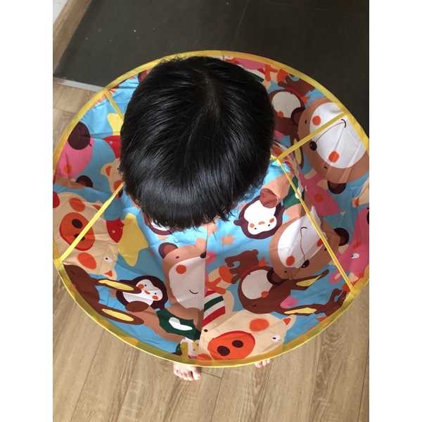 Áo choàng cắt tóc cho bé có thể gấp gọn giúp không dính tóc lên người