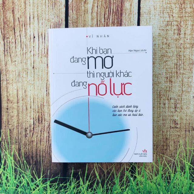 Sách - Khi Bạn Đang Mơ Thì Người Khác Đang Nỗ Lực