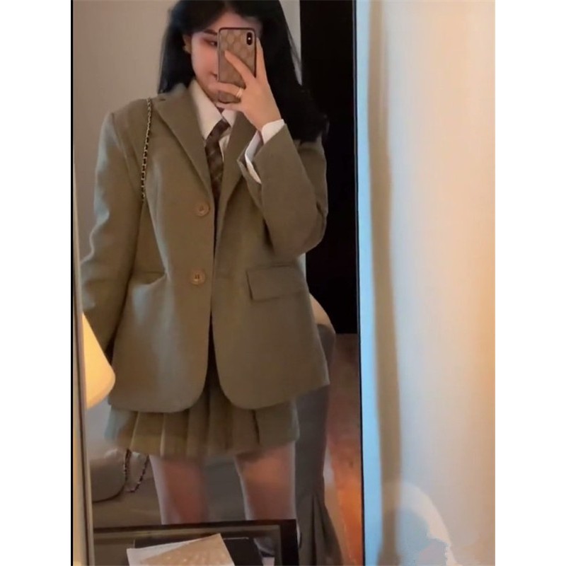 Set áo blazer và váy xếp ly phong cách mùa thu