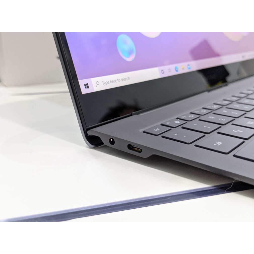 Laptop Samsung Galaxy Book S 13.3 inch Bản Lắp sim LTE Mỏng nhẹ || Ram 8GB SSD 256GB Tại Playmobile