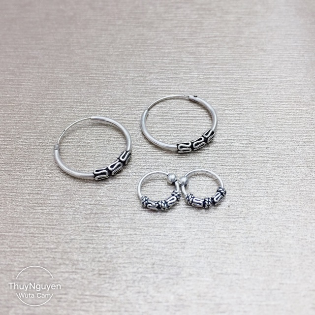 Khuyên tai tròn họa tiết đen bạc ta cá tính