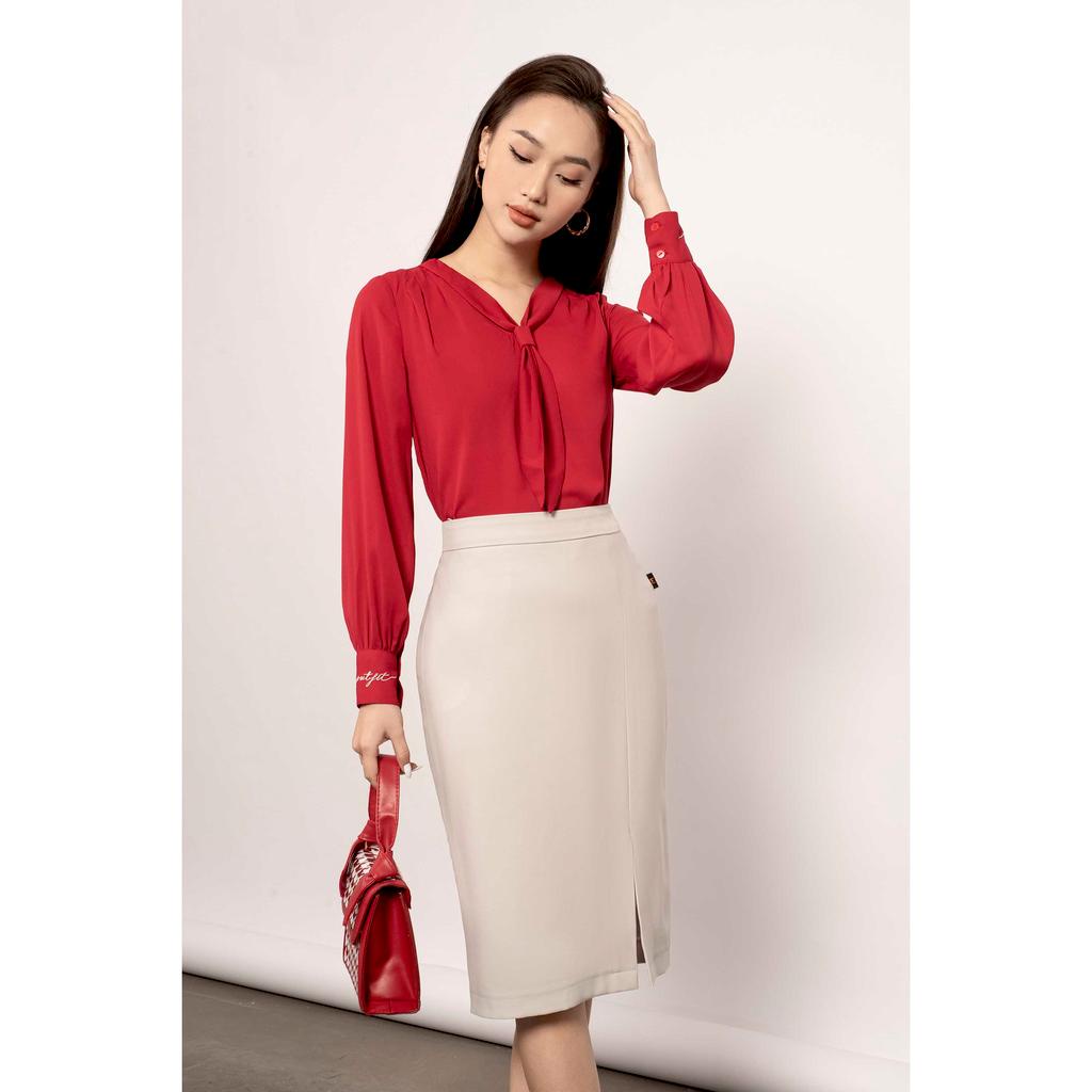 Áo sơ mi dài tay, cổ áo có dây buộc nơ, gấu tay thêu chữ MM Outfit MMOutfit M-AO070621206