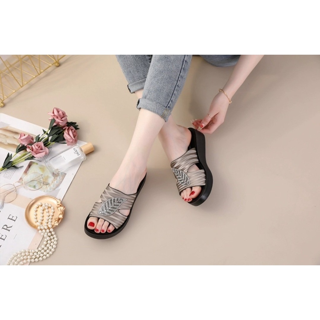 Dép xuồng chiếc lá
