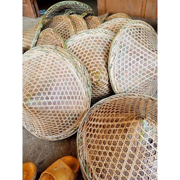 Nón Lá Dân Tộc Nùng được làm hoàn toàn thủ công bằng tre đan và lá tre tự nhiên không chất bảo quản