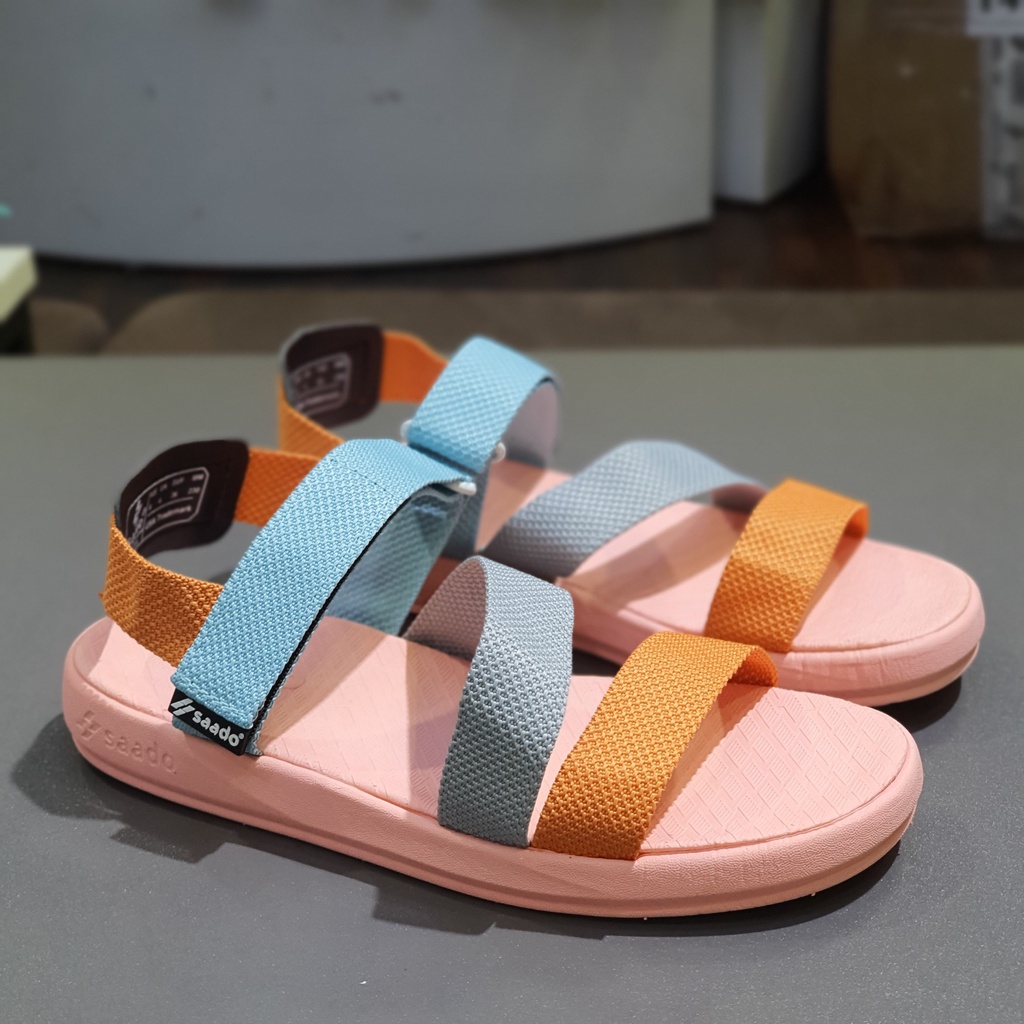 Sandal Saado nữ chính hãng quai chéo SE03 xanh hồng phối màu, Dép quai hậu đế bằng thương hiệu Mỹ siêu nhẹ bền