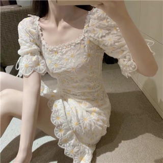 Đầm đuôi cá trắng ren hoa cúc