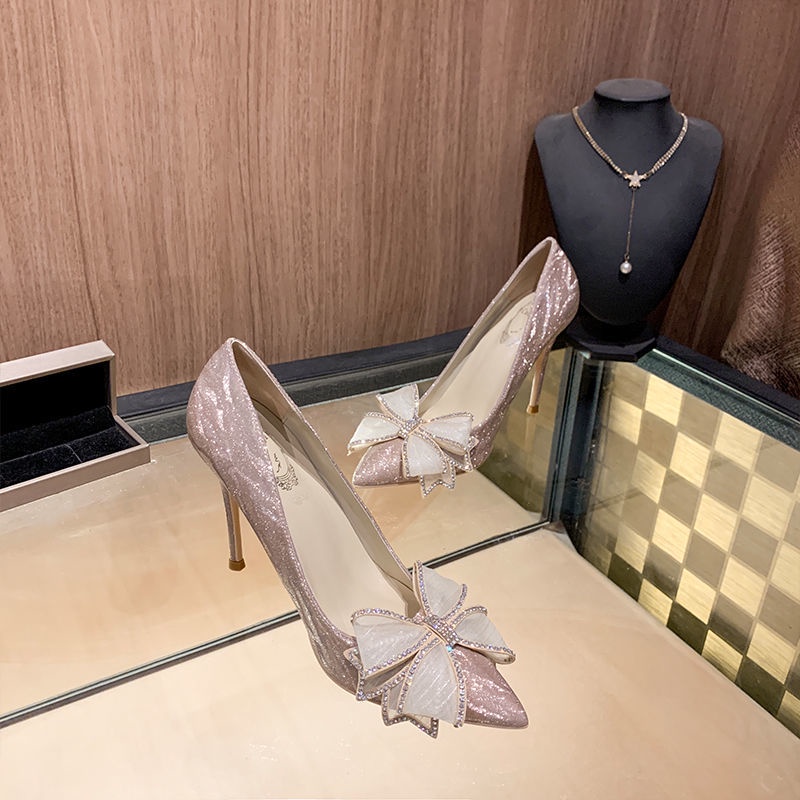 Giày cao gót đính kim cương giả sang trọng cho cô dâu