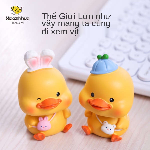 Sáng tạo dễ thương nhỏ màu vàng vịt đồ trang trí xe lắc nữ thần hoạt hình phụ kiện máy tính để bàn văn phòng đối tư