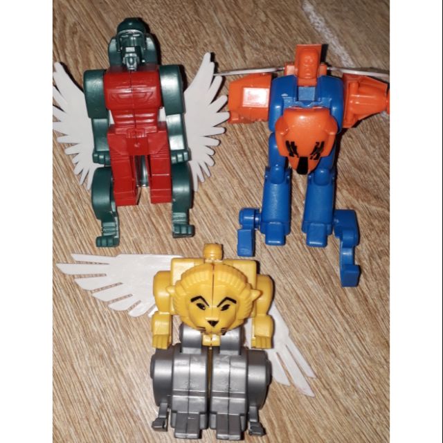 Một mô hình linh thú lắp ráp biến thành robot bằng nhựa