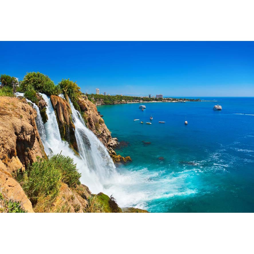 Tranh thác nước thiên nhiên giữ nguyên nét hoang sơ của núi rừng, trông như một dải lụa trắng tặng keo và dụng cụ dán