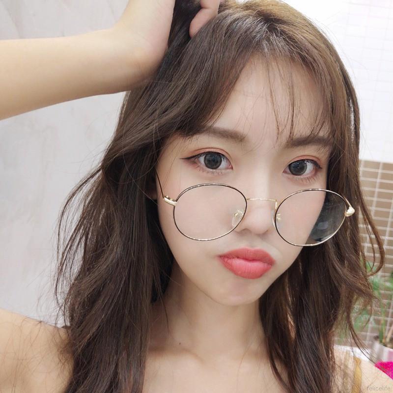 Mắt kính khung tròn kiểu cổ điển