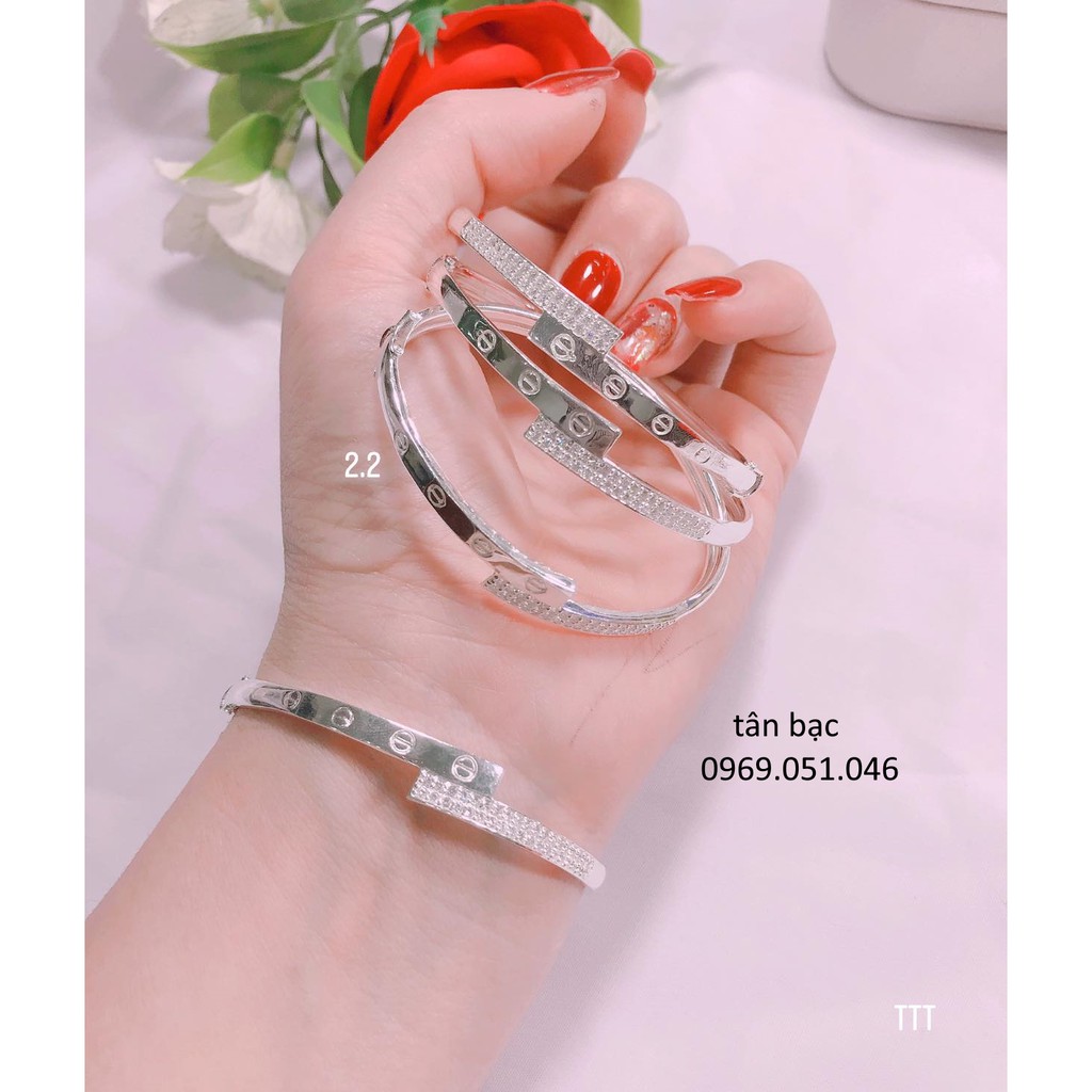 vòng tay bạc , kiểu dáng tròn , cứng , đeo vừa ôm tay thích lắm ạ hihi