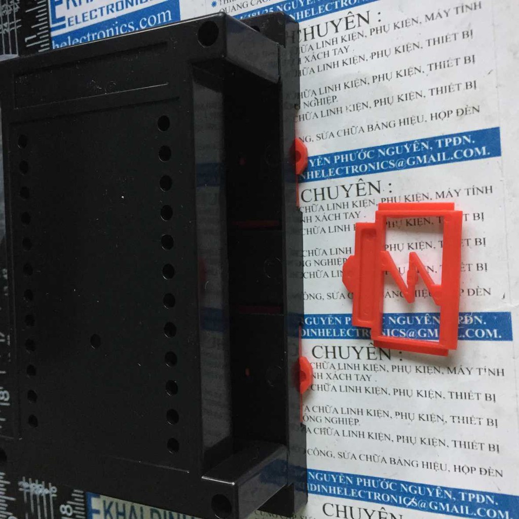 Hộp nhựa mach điện PLC 145*90*40mm màu đen, gắn trên thanh DIN kde3203