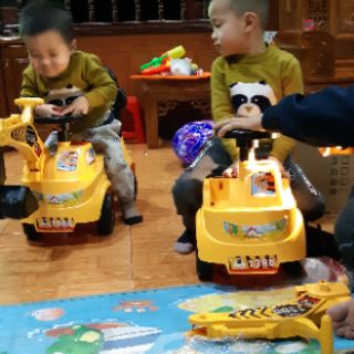 Xe xúc cẩu chòi chân