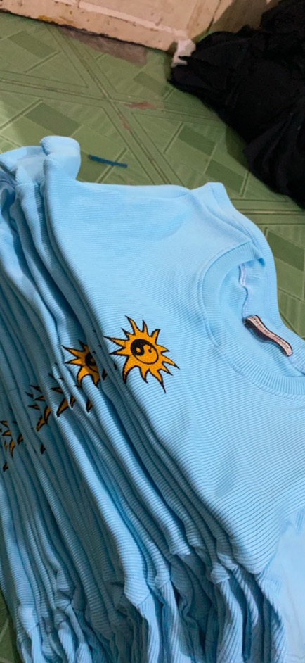 Áo croptop len tăm thêu mặt trời